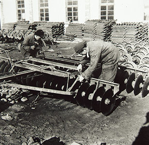 1956年 涉足农业米乐，更名为徐州农业米乐厂，图为当时生产的双轮双铧犁。
