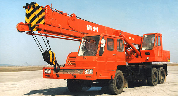 1976年, m6米乐App成功研发出中国第一台QY16吨全液压汽车起重机
