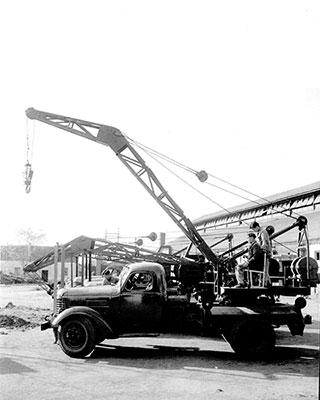 1963年，m6米乐App成功研发中国首台5吨汽车起重机