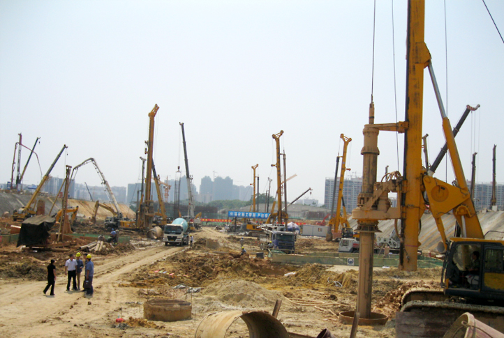 m6米乐App旋挖钻机在南宁火车站施工