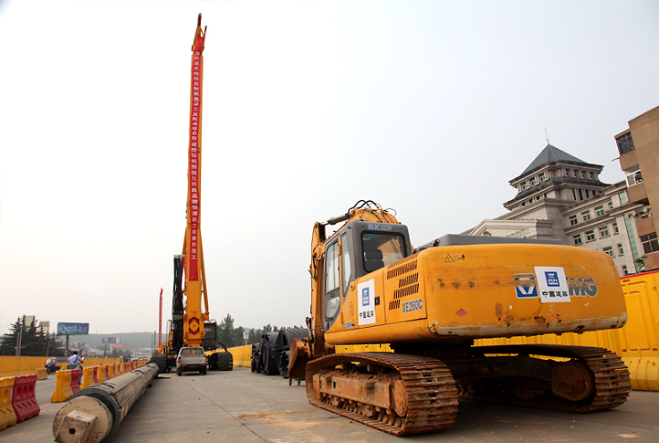 2012年7月m6米乐App旋挖钻机XR460D助力徐州三环东路快速化改造m6-JC82