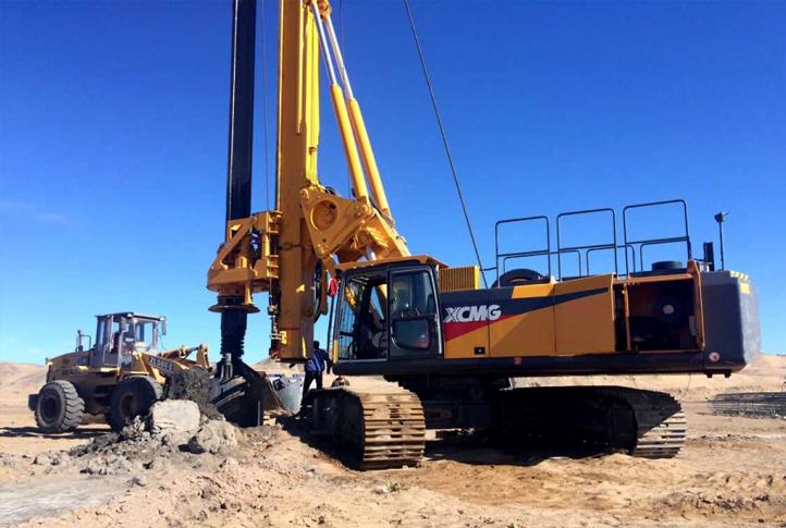 屹立戈壁滩-，XR360旋挖钻机助力京新高速公路m6建设