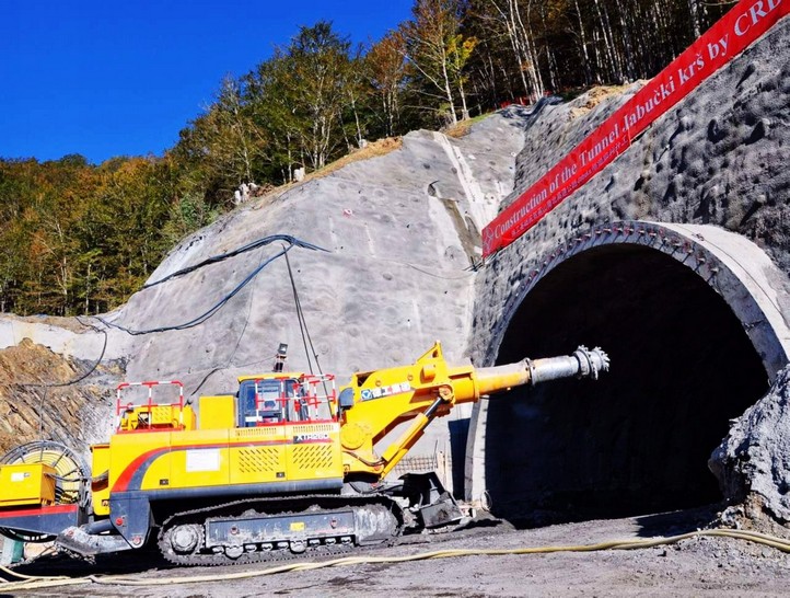 2016年9月m6米乐AppXTR260隧道掘进机在黑山共和国南北高速公路Jabuka隧道施