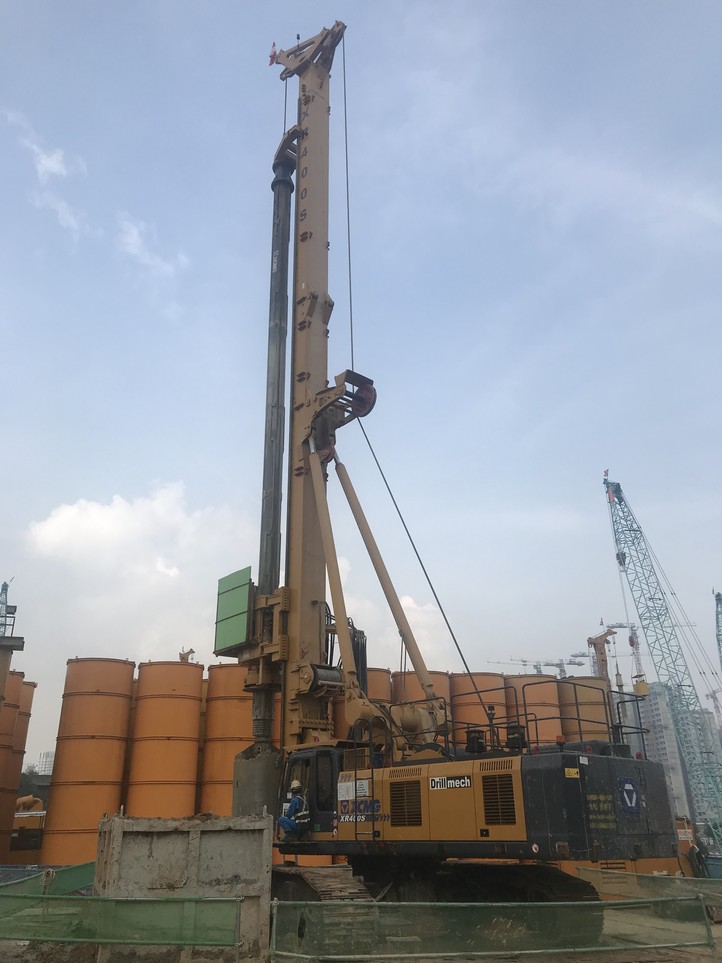 2019年4月m6米乐AppXR400S旋挖钻机在新加坡施工