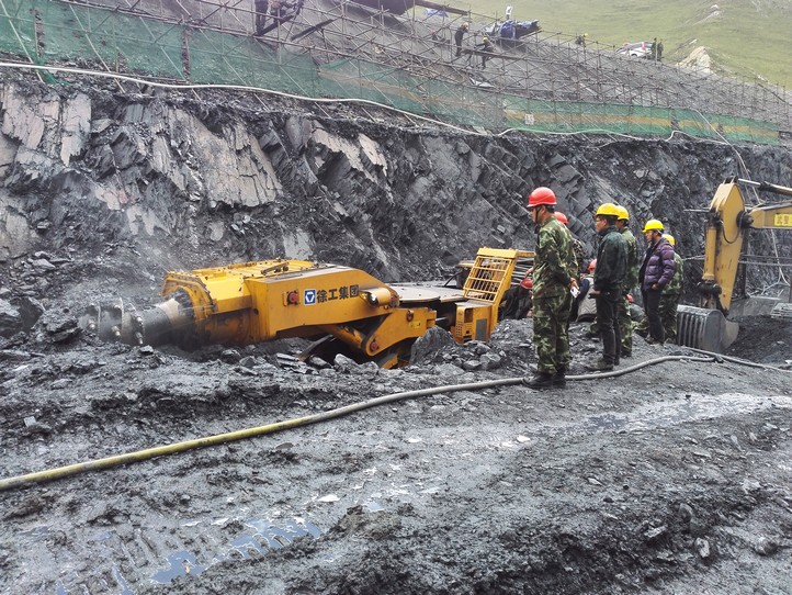 2015年8月m6米乐App高原型隧道掘进机在西藏拉洛水利m6施工