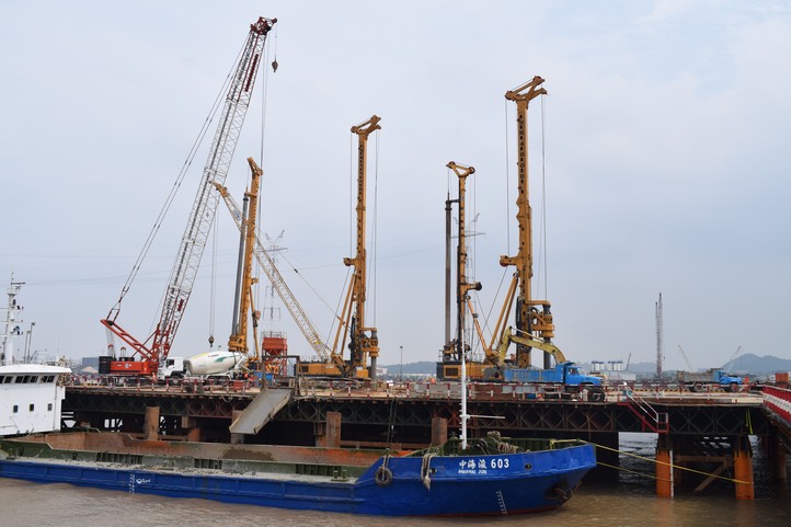 2018年7月m6米乐AppXR550D旋挖钻机在杭绍台铁路椒江特大桥建设中破施工新纪录