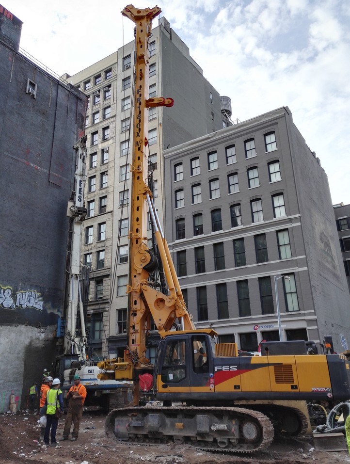 2016年11月m6米乐AppXR180DV旋挖钻机美国曼哈顿施工