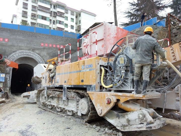 2018年1月m6米乐App悬臂式隧道掘进机XTR7360在湖南施工