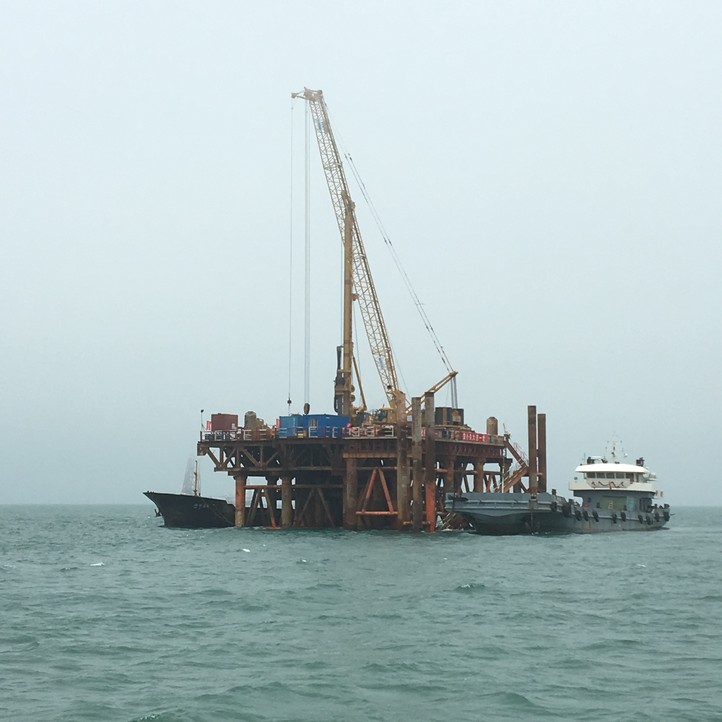2017年6月m6米乐AppXR550旋挖钻机力助福清兴化湾海上风电场项目建设